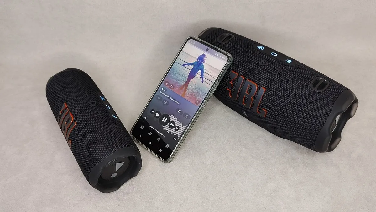 Обзор JBL Charge 6 VS JBL Flip 7 - Звук без Потерь Через USB-C, Быстрая Зарядка до 60 Вт, Рейтинг Ударопрочности 32 JBL Charge 6 и Flip 7 подключены в режиме Auracast.