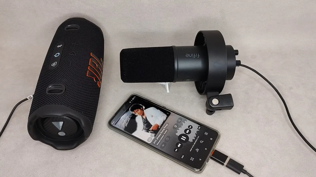 Обзор JBL Charge 6 VS JBL Flip 7 - Звук без Потерь Через USB-C, Быстрая Зарядка до 60 Вт, Рейтинг Ударопрочности 6 Запись звучания JBL Charge 6 на микрофон