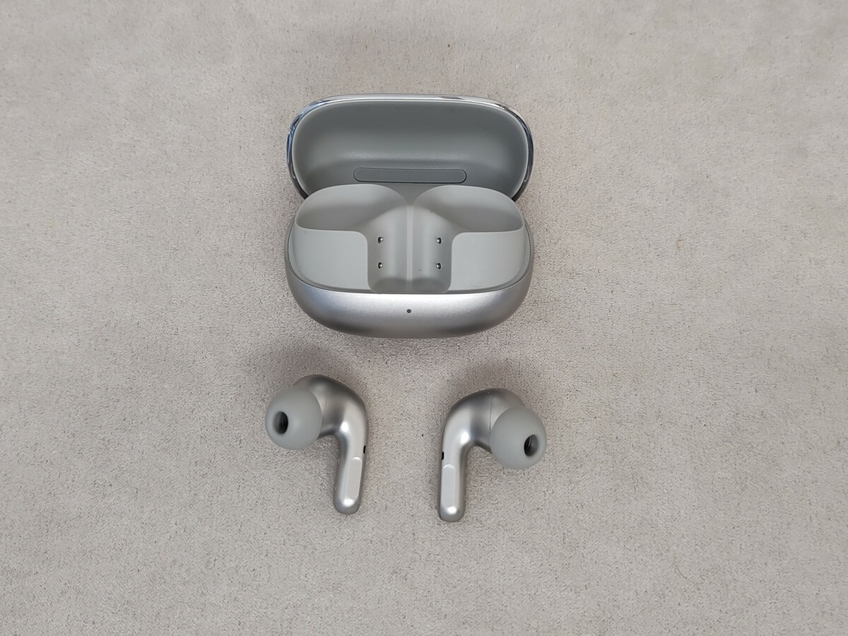Xiaomi Buds 5 Pro - наушники с кейсом.