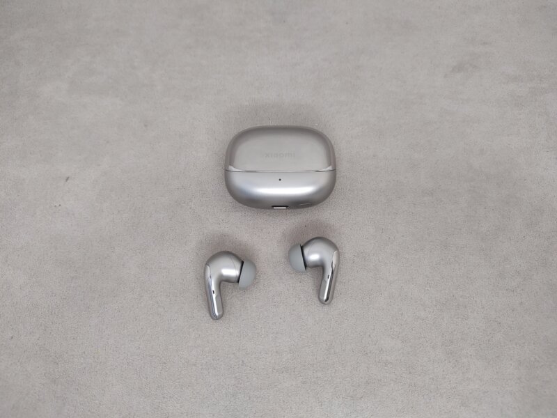 Xiaomi Buds 5 Pro - наушники и кейс.