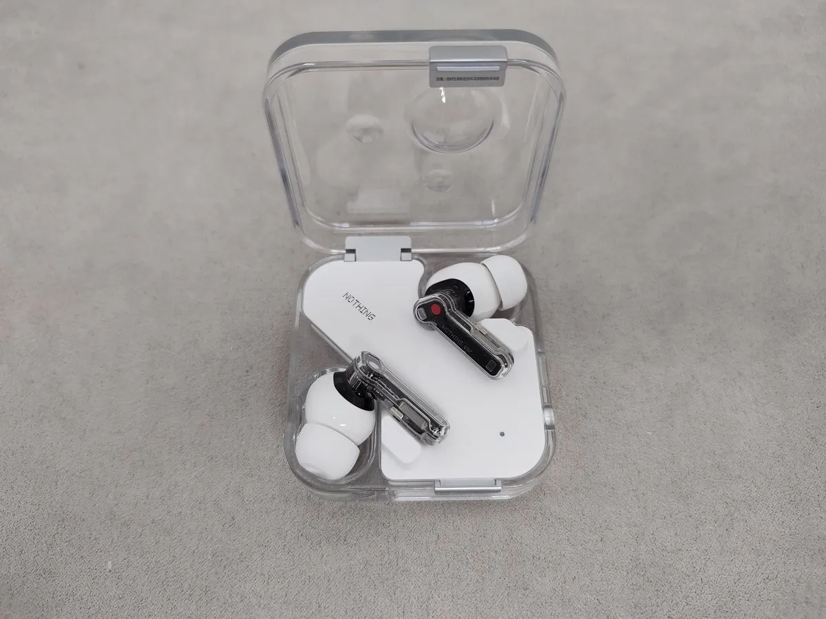 Обзор Nothing Ear (3) vs Ear (a) vs AirPods Pro 2 - Стоит ли Брать в 2026? 91 Nothing Ear 2024 в кейсе
