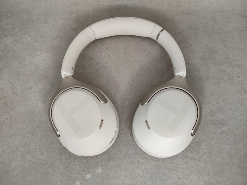 Haylou S40 - сенсорная панель управления на правом наушнике