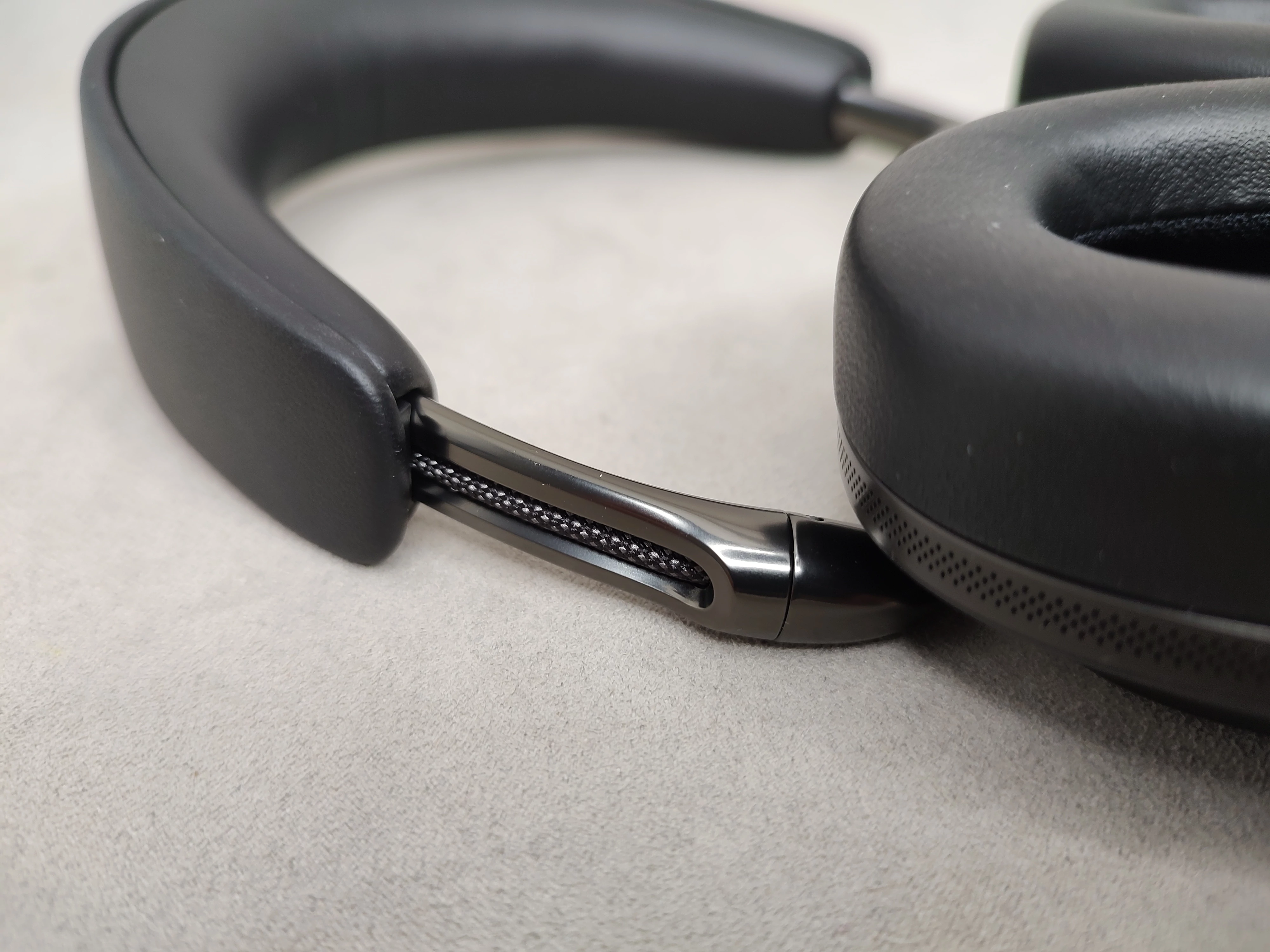ОБЗОР Bowers & Wilkins Px8 S2 - Полноразмерные Наушники с Эталонным Басом 12 Bowers & Wilkins px8 s2 - шарнир наушников