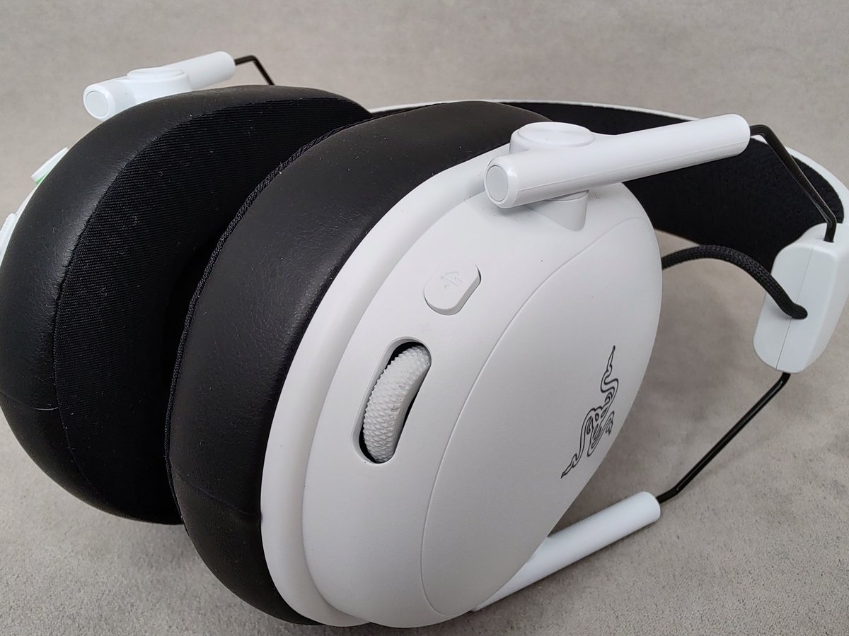 Лучшие Наушники для Sony PlayStation: PS5 и PS4 - ТОП 10 15 Razer BlackShark V3 - кнопки на правой чаше наушников