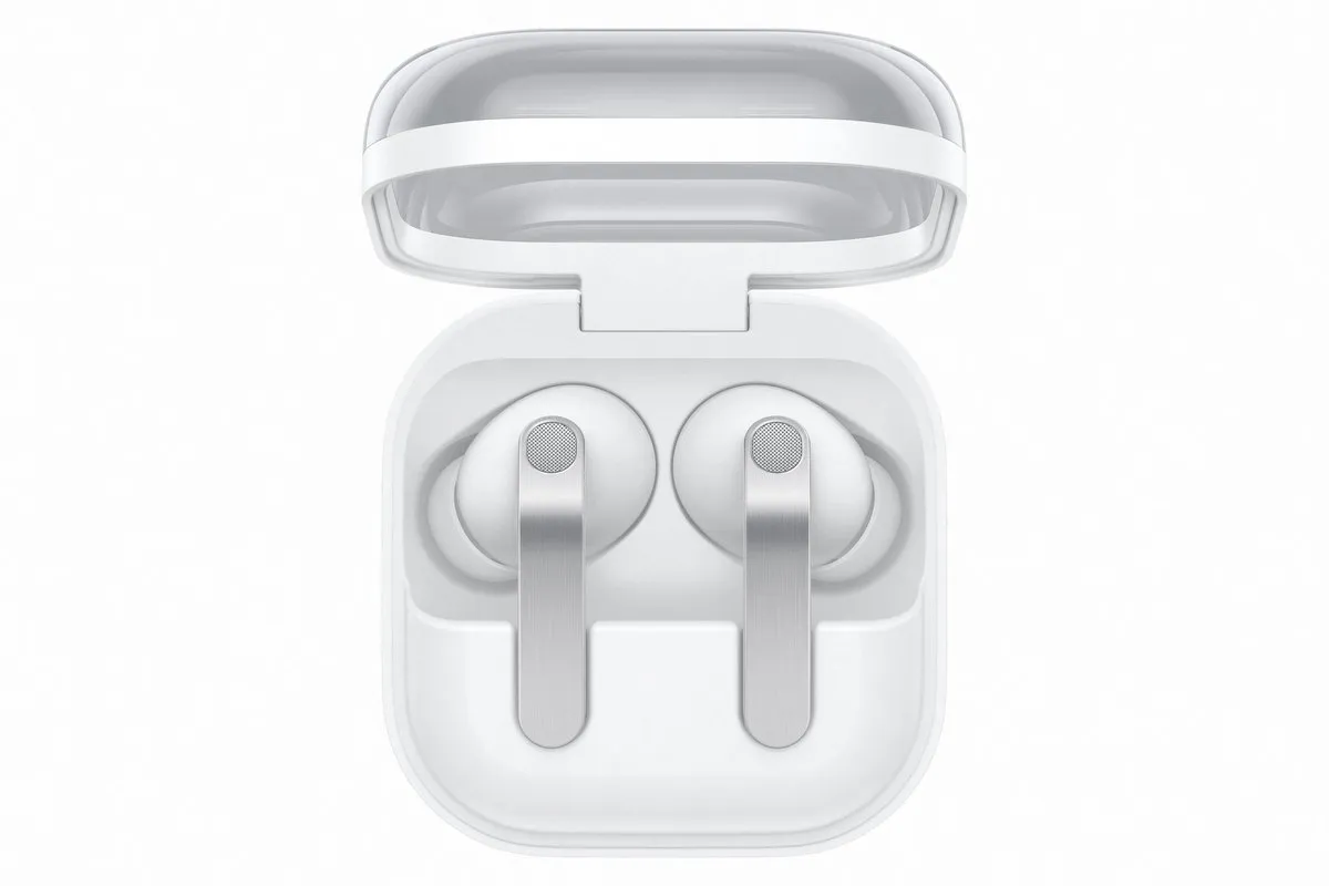 Samsung Galaxy Buds 4 Pro White — кейс открыт