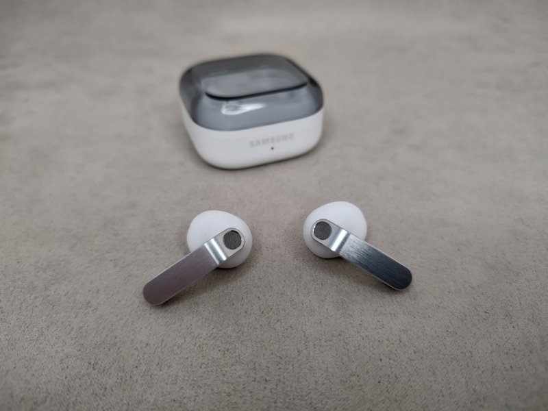 Samsung Galaxy Buds 4 - беспроводные наушники