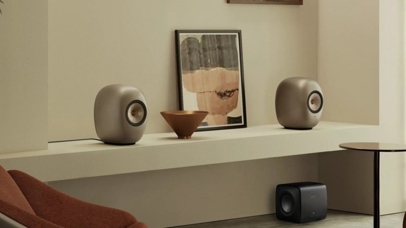 Новые KEF LS Luxe (2026) — Полочная Беспроводная Акустика с Uni-Q 12-го Поколения за $3999,99 1 Беспроводные полочные колонки KEF LS Luxe на полке в интерьере