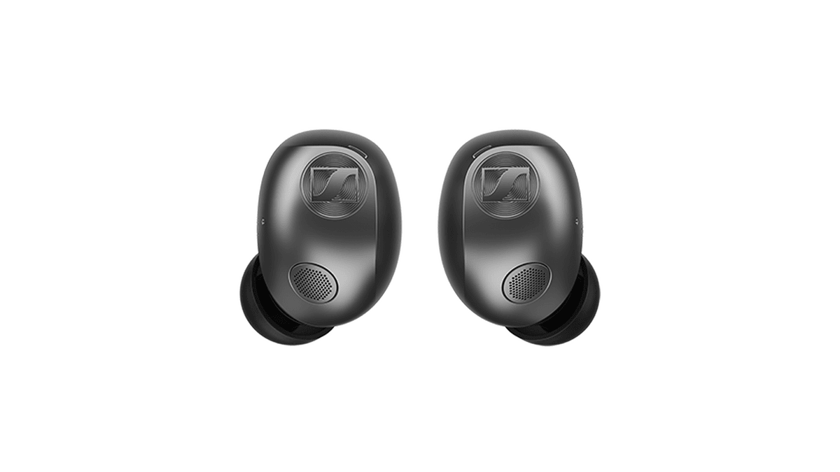 Новые Sennheiser MOMENTUM True Wireless 5 (2026) — Беспроводные Наушники со Съёмными Батареями 2 Два наушника Sennheiser MOMENTUM True Wireless 5 крупным планом, вид спереди