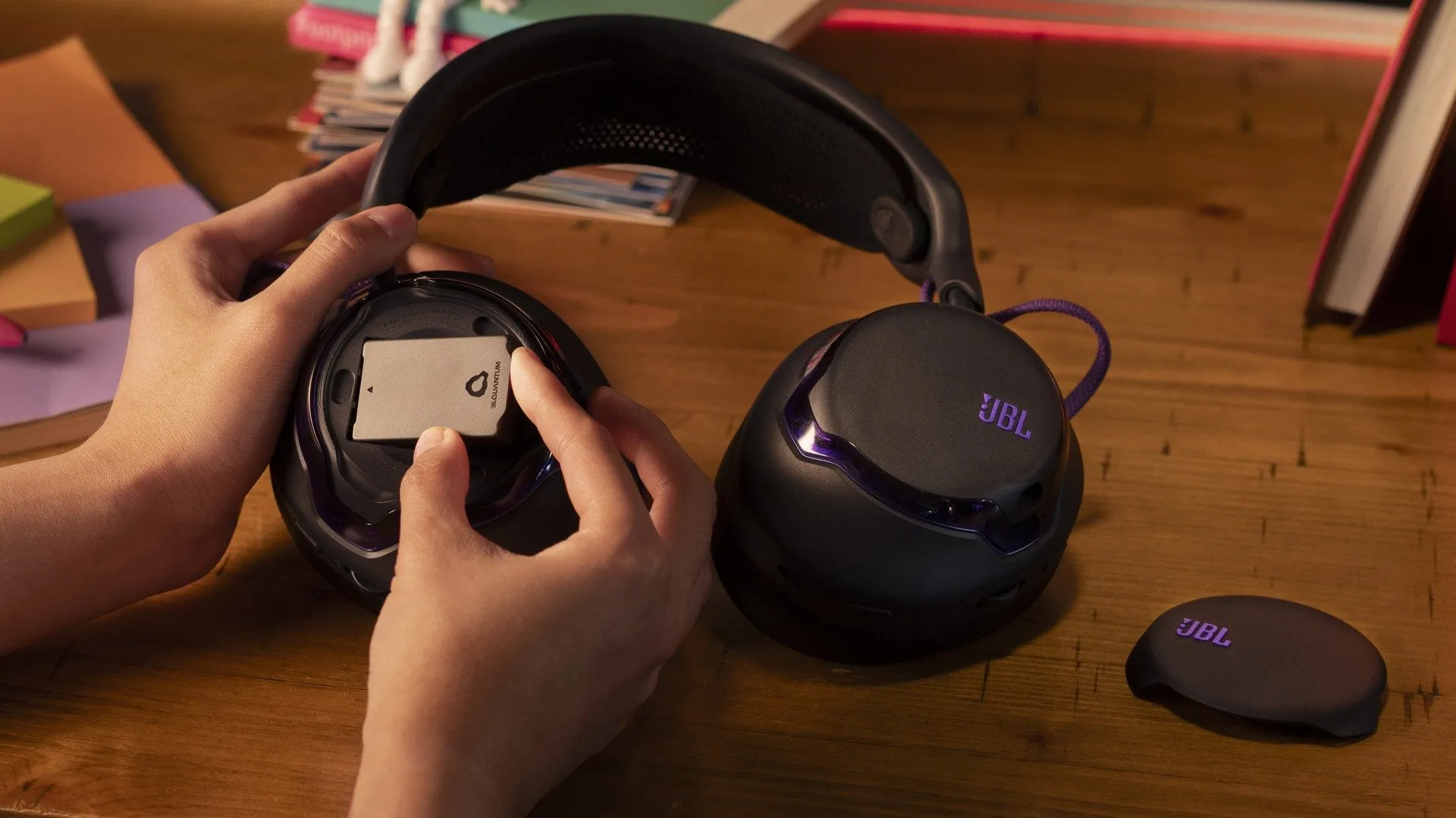 Новая JBL Quantum 850 ($302) — игровая гарнитура с Bluetooth и 2.4 ГГц одновременно 1 JBL Quantum 850 — полноразмерная игровая гарнитура с донглом 2.4 ГГц и Bluetooth 5.3 для одновременного подключения
