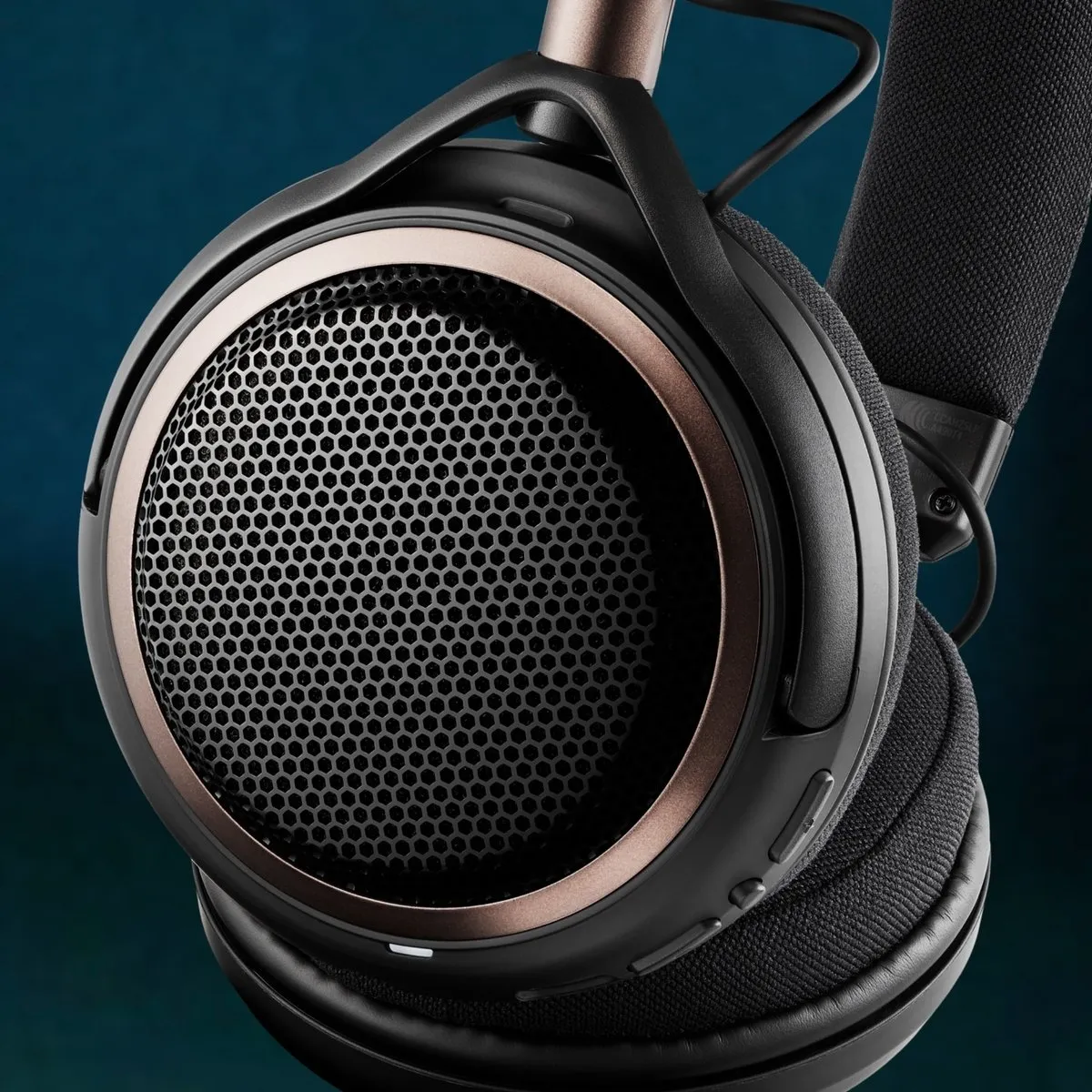 Новые Audio-Technica ATH-AL5NC ($279) — Беспроводные Открытые Наушники с Автономностью до 75 Часов 6 Audio-Technica ATH-AL5NC: в деле