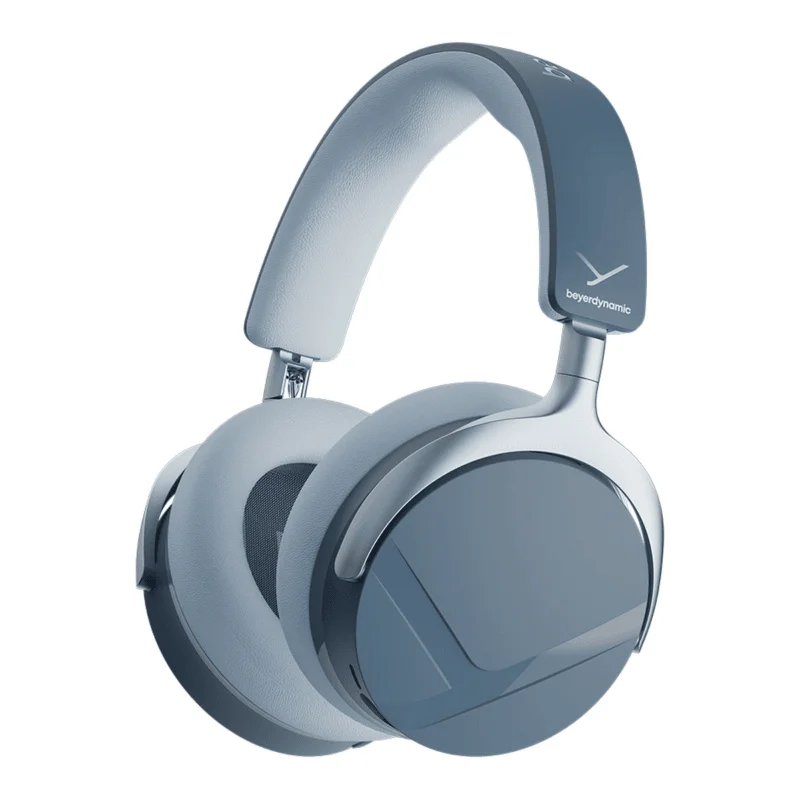 Новые Beyerdynamic Aventho Y — Беспроводные Полноразмерные Наушники с Bluetooth 6.0 3 Beyerdynamic Aventho Y в цвете Синий фьюжн (Blue Fusion) — наушники и зарядный кейс на белом фоне