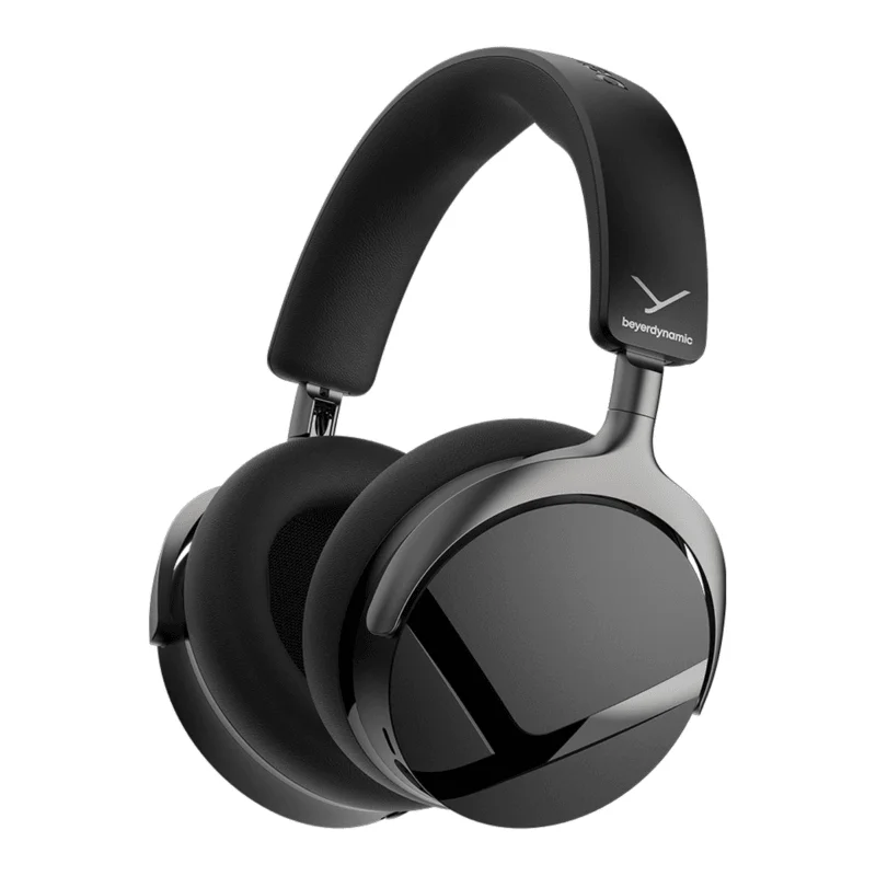 Новые Beyerdynamic Aventho Y — Беспроводные Полноразмерные Наушники с Bluetooth 6.0 2 Beyerdynamic Aventho Y в цвете Жидкий черный (Liquid Black) — наушники и зарядный кейс на белом фоне